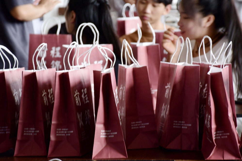 “赠专属礼物，表浓浓爱意 ”——经济与管理学院为2023届毕业生送...