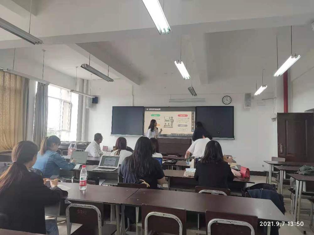 云南工商学院经济与管理学院举行开学第一课说课、备课活动