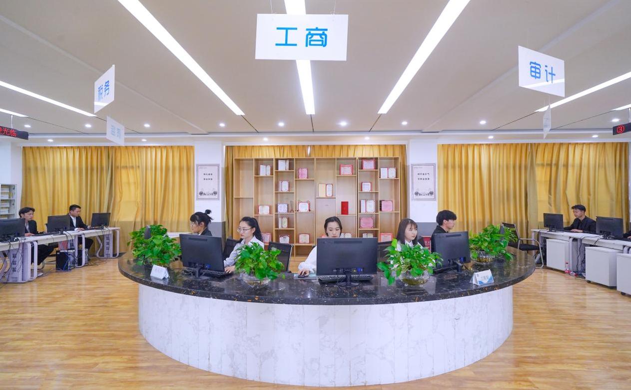 高荻 ｜ 从课堂到银行：云南工商学院会计学...