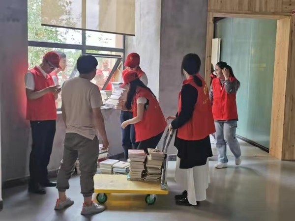 云南工商学院捐赠图书至领袖文苑社区