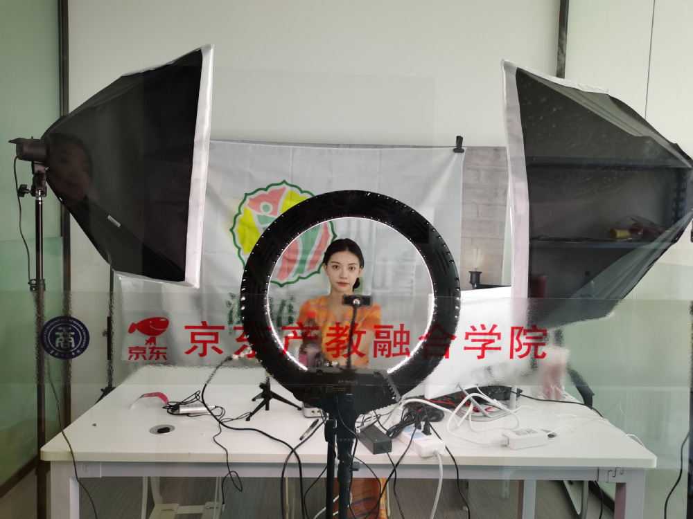 叩开创新创业意识大门                   ——经济与管理学院电商...