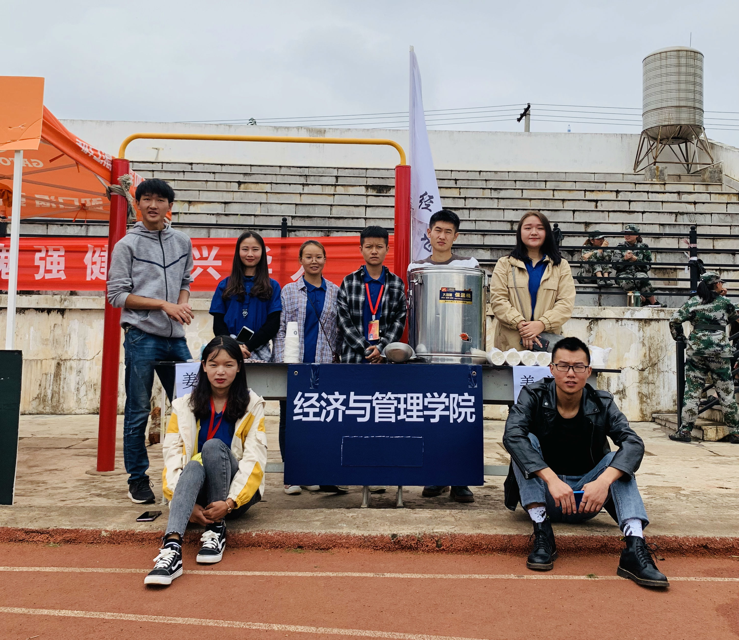 关怀致军训,初秋送温情