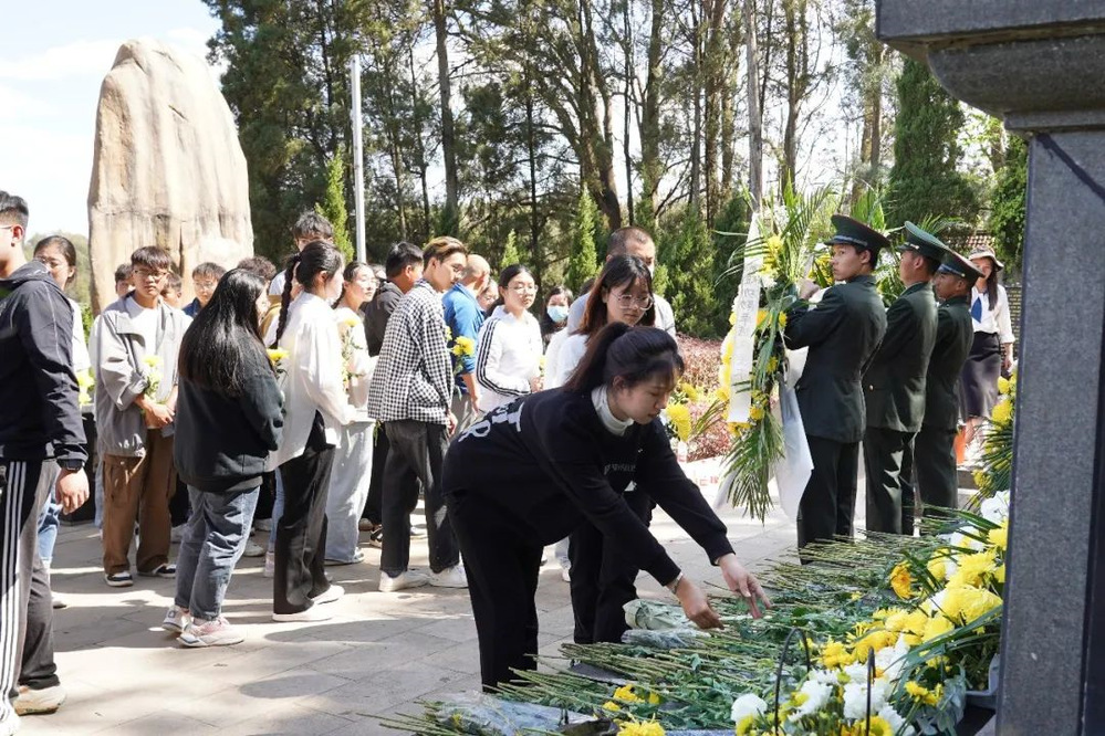 经济与管理学院学生党支部参加“缅怀革命先烈，传承红色精神”清...