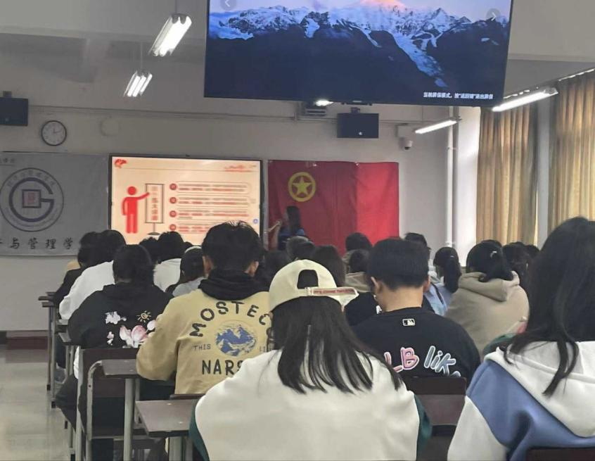 云南工商学院经济与管理学院团总支开展主题团课